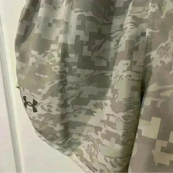 Under Armour Women’s Athletic Running Shorts Light Gray Camo Pattern Size Small - Picture 2 of 6